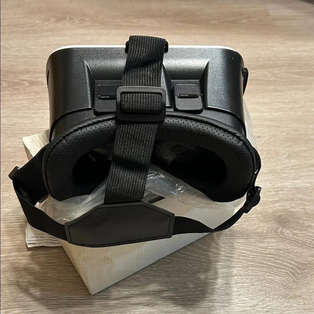 VeeR Virtual Reality Headset - White and Black